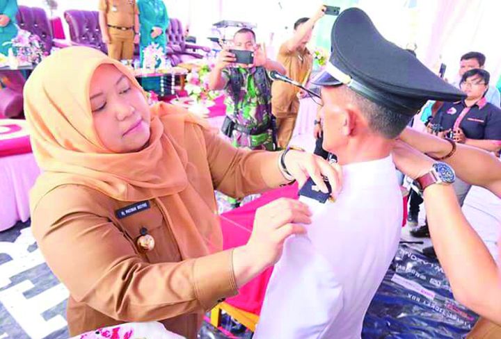 Bupati memasang caping Kades