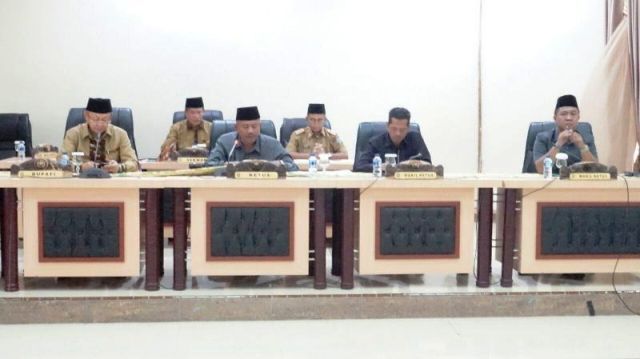 Pimpinan DPRD Sarolangun bersama Bupati saat menggelar paripurna pada Selasa (27/2), kemarin