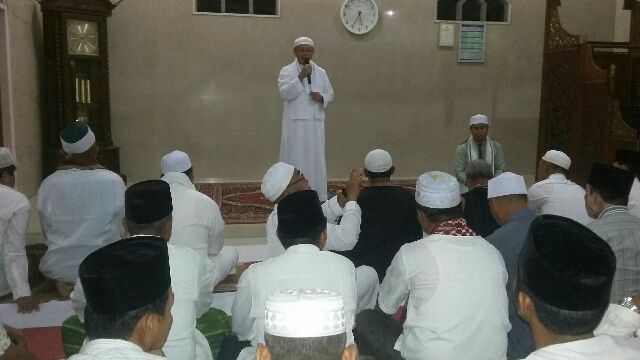Bupati, H Cek Endra menyampaikan pesan dan kesan kepada masyarakat desa Sungai Abang, pasca shalat subuh berjamaah pada Kamis (1/3).