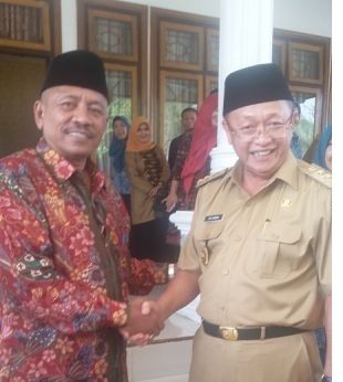 Salam akrab antara Ketua DPRD Sarolangun, H M Syaihu dengan Bupati Sarolangun, H Cek Endra, Selasa (27/2), sore.