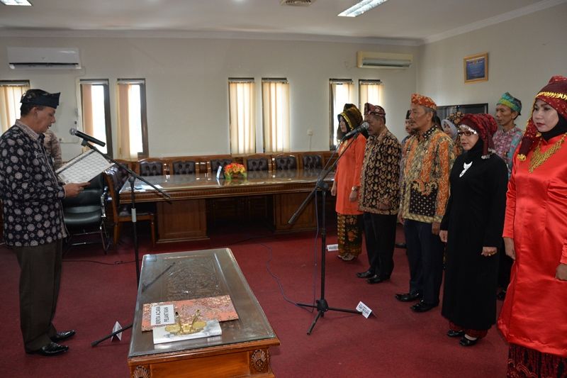 Sekretaris Daerah (Sekda) Provinsi Jambi, Drs.H.M.Dianto,M.Si melantik 10 pejabat di lingkup Pemerintah Provinsi Jambi, bertempat di Ruang Rapat Sekda Provinsi Jambi, Jum’at (02/03).