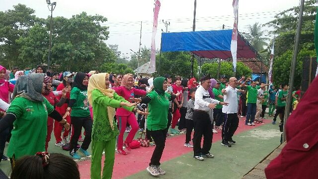 Terlihat Anggota DPR RI dari PPP dengan Sekda, Drs H Thabroni sedang mengikuti senam, Minggu (4/3), pagi ini.