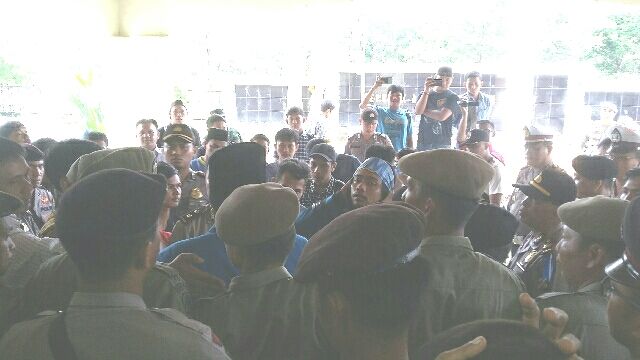 Terlihat ketegangan antara pendemo dengan aparat keamanan, karena pemdemo mencoba menerobos pintu masuk ke dalam gedung dewan
