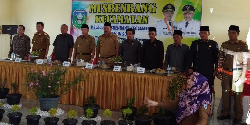 Ketua DPRD, H M Syaihu bersama Bupati, H Cek Endra Wabup, H Hillalatil Badri anggota DPRD Dapil Pelawan-Singkut, Tontawi Jauhari SE, H M Syafi’i SE, Azrai Wahab S Ag, Slamet Kastalo dan Jannatul Firdaus serta Kepala Bappeda, Ir Dedy Hendry