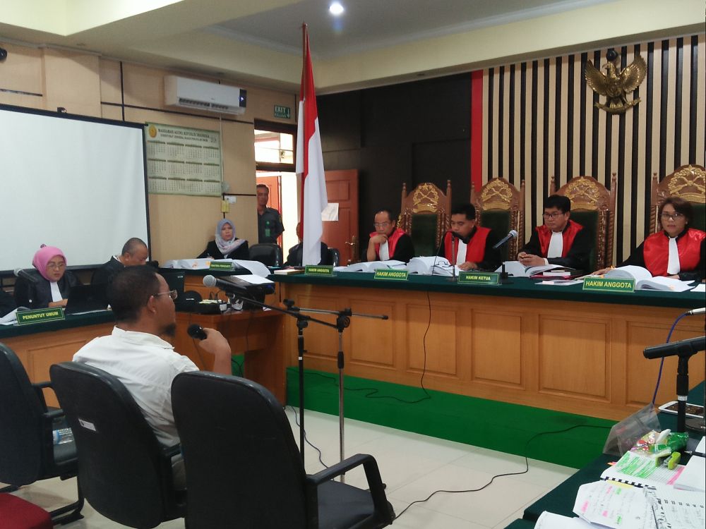 Supriyono memberikan keterangan.