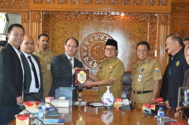 Wakil Gubernur (Wagub) Jambi, Dr.Drs.H.Fachrori Umar,M.Hum menerima kunjungan Rektor Chien Hsin University of Science and Technology Taiwan, Mr. Peng Ya Fu beserta rombongan di Kantor Gubernur Jambi, Selasa (6/2/18)