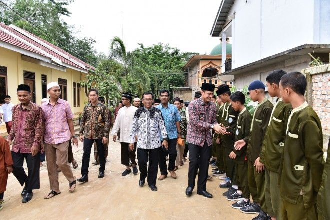 Tokoh masyarakat dan pengurus partai politik pendukung pasangan HAMAS