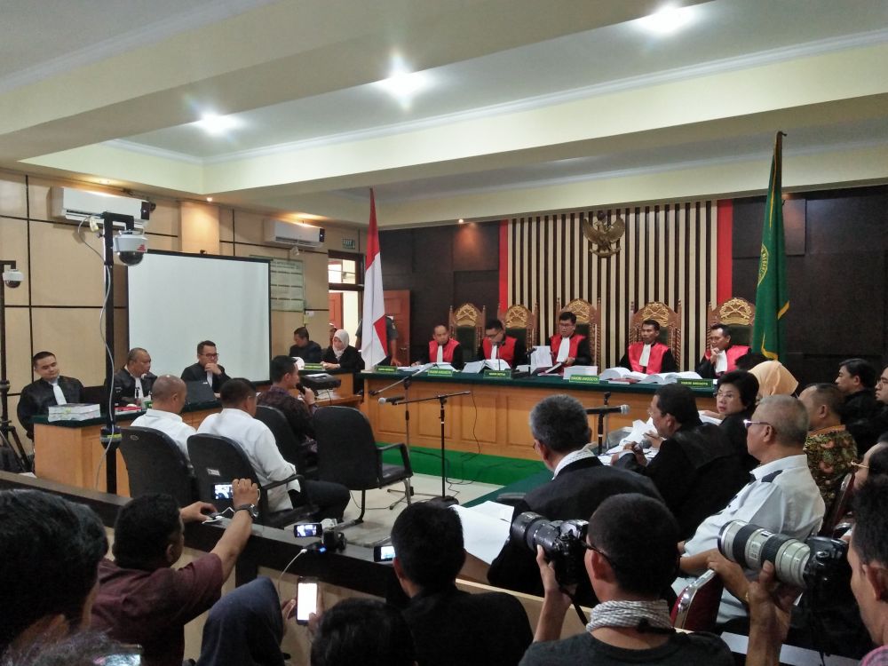 Zumi Zola  saat memberi keterangan saksi terkait dugaan suap RAPDB tahun 2018 Provinsi Jambi.
