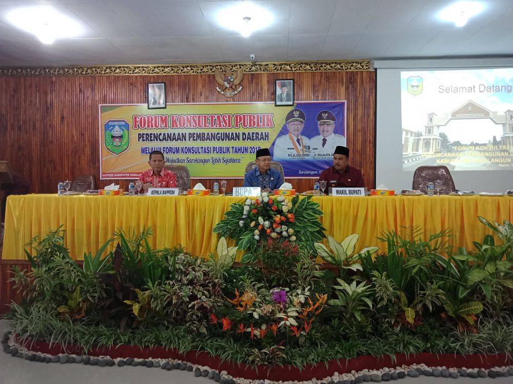 Bupati,  H Cek Endra didampingi Wabup,  H Hillalatil Badri dan Ketua bappeda,  Ir Dedy Hendry diacara forum konsultasi publik  Kamis (15/3)