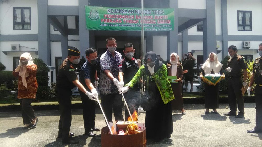 Kejaksaan Negeri (Kajari) Tebo, melakukan Pemusnahan barang bukti (BB) tindak pidana umum (Pidum).