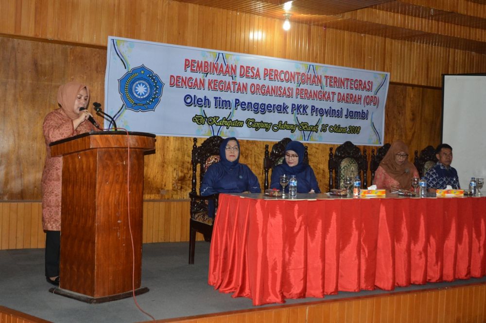 Wakil Ketua Tim Pengerak Pemberdayaan dan Kesejahteraan Keluarga (TP PKK) Provinsi Jambi, Hj.Neta Aryani M. Dianto aat memberikan arahan dalam Pembinaan Desa Percontohan Terintegrasi dengan Kegiatan Organisasi Perangkat Daerah (OPD),bertempat di Aula PKK Kabupaten Tanjung Jabung Barat, Kamis (15/03/2018).