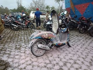 Motor scoopy milik pegawai honorer yang terbakar ketika sedang diparkir saat hendak mengikuti upacara HUT Damkar ke-99, Senin (19/3)