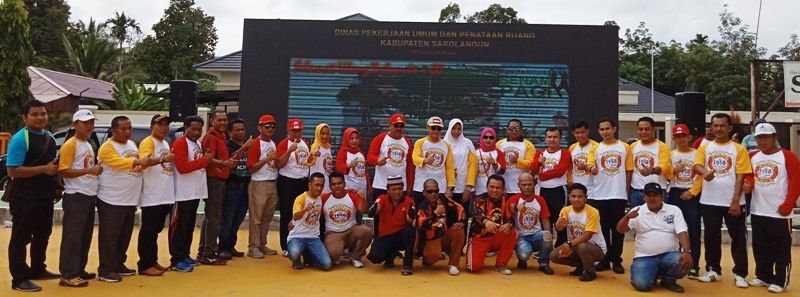 Bupati, H Cek Endra bersama H Hillalatil Badri, H Thabroni Rozali, Kapolres, Kajari dan Kadis PUPR di depan videotron di lapanagan Basamo Jumat (16/3), lalu