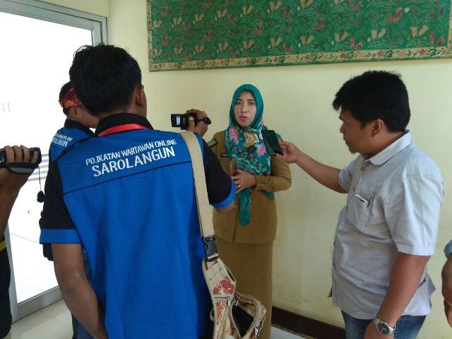 Kepala Inspektorat, Emalia Sari SE saat dimintai keterangan oleh awak media
