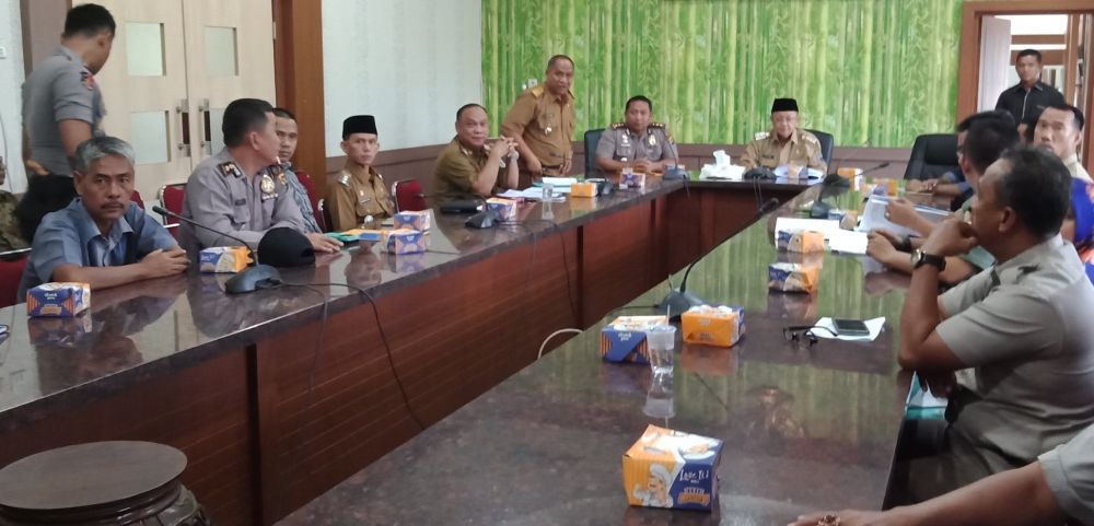Suasana mediasi antara PT Samhutani dengan perwakilan masyarakat desa Ladang Panjang, Tanjung Rambai dan Muaro Indung, Selasa (20/3)