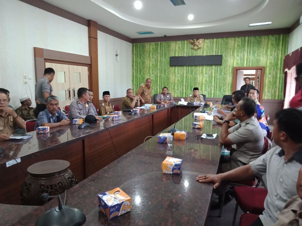 Pertemuan perwakilan masyarakat dengan Bupati H Cek Endra, Kapolres, Kadis Bunhut Dan OPD terkait, Selasa (20/3)