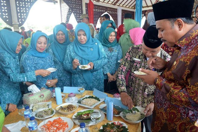 Wabup, H Hillalatil Badri dan Sekda H Thabroni Rozaliikut memeriahkan Jambore PKK Kabupaten Sarolangun Kamis (22/3) 