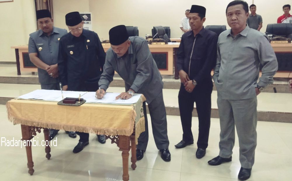 Rapat paripurna DPRD Sarolangun dalam rangka pengambilan keputusan dan penandantanganan persetujuan bersama Ranperda tentang pembentukan Kecamatan Mandiangin Timur dan Kecamatan Batin Pengambang, Jumat (23/3)
