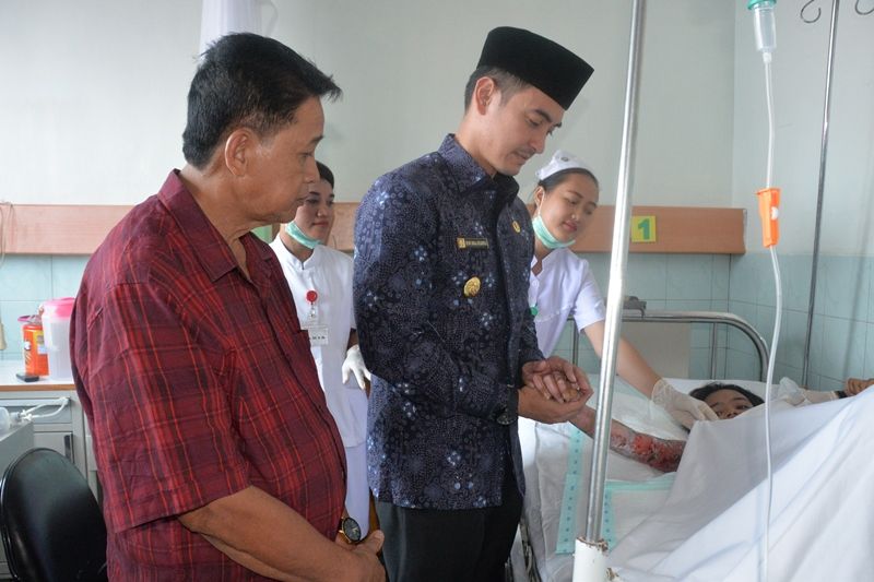 Gubernur Jambi H. Zumi Zola, melihat langsung kondisi Indah Syah Putri di Rumah Sakit Theresia Jambi, Minggu (25/3/18).
