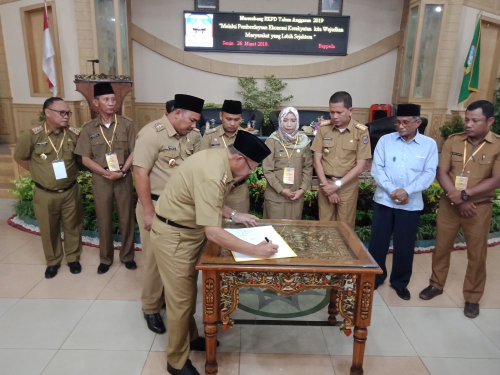 Penandatanganan berita acara lounching e-Planning oleh Bupati, H Cek Endra bersama perwakilan SKPD dan tokoh masyarakat