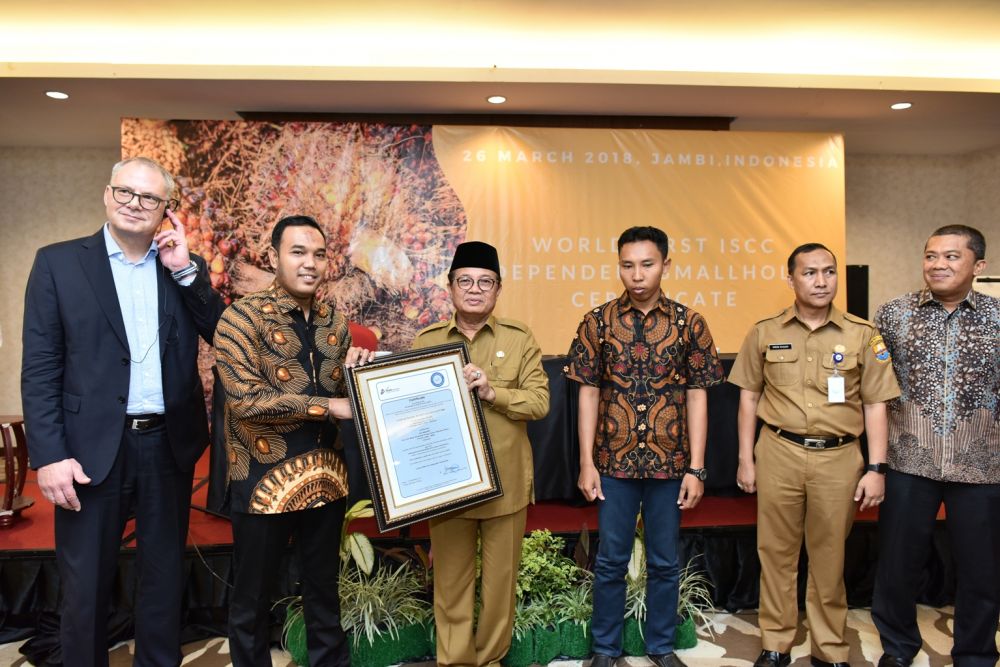Petani swadaya dari Provinsi Jambi, yakni petani yang terhimpun dalam (koperasi) KUD Makarti dianugerahi sertifikat International Sustainability and Carbon Certification (ISCC)/Sertifikasi Keberlanjutan dan Karbon Internasional. 