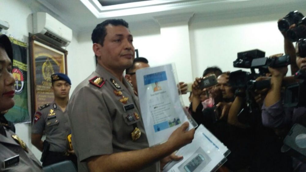 Wakapolda Jambi, Kombes Pol Ahmad Haydar dalam konferensi pers didampingi Kasubdit II Cyber Ditreskrimsus Polda Jambi, Kompol Andi Sanjaya.