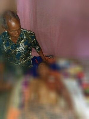 Sareh terbaring lemah di rumahnya,