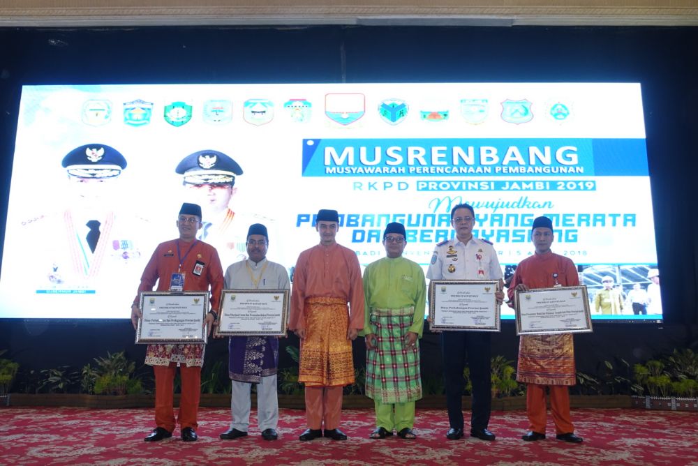 Gubernur Jambi Zumi Zola juga memberikan penghargaan kepada empat Organisasi Perangkat Daerah (OPD) terkait dengan tingkat kepatuhan (Radarjambi/Endang)
