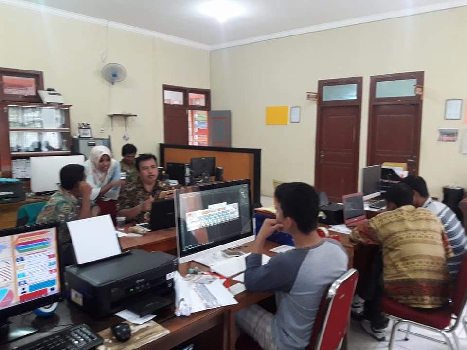 Sejumlah PPK dan PPS melakukan pemetaan TPS di Sekertariat KPUD Sarolangun. (dok KPUD Sarolangun)