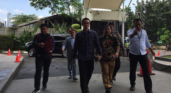 Zumi pun sudah terlihat hadir di KPK. Dia tiba di markas lembaga antirasuah itu sekitar pukul 09.55 WIB.