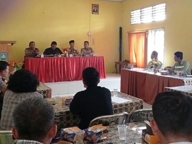 Suasana Kesepakatan antara pemilik DO dan PT CEI yang difasilitasi oleh Camat Sarolangun, Selasa (10/4) siang di aula kantor Kesbangpol Sarolangun