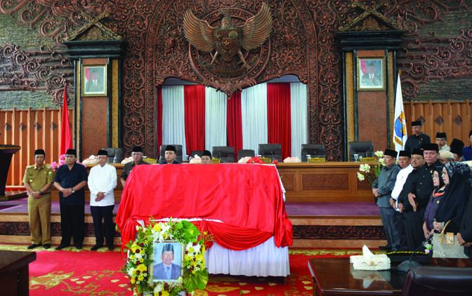 Penghormatan terakhir atas pengabdian diberikan kepada Almarhum H. Zoerman Manap Wakil Ketua DPRD Provinsi Jambi dengan dilaksanakan pelepasan jenazah.