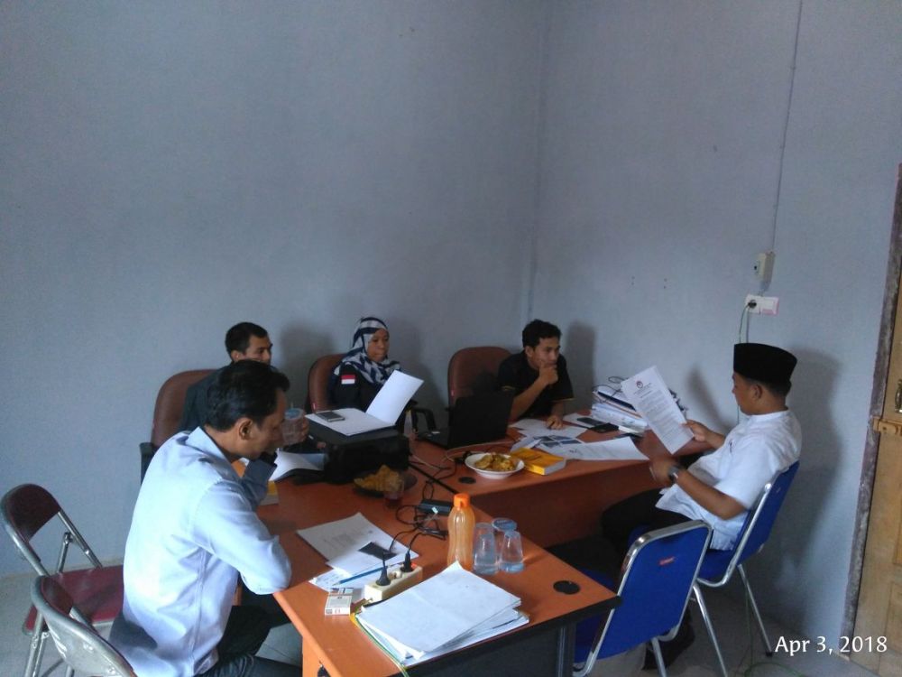 Panwaslu Muarojambi ketika memanggil Kades yang melangar aturan Kampanye.