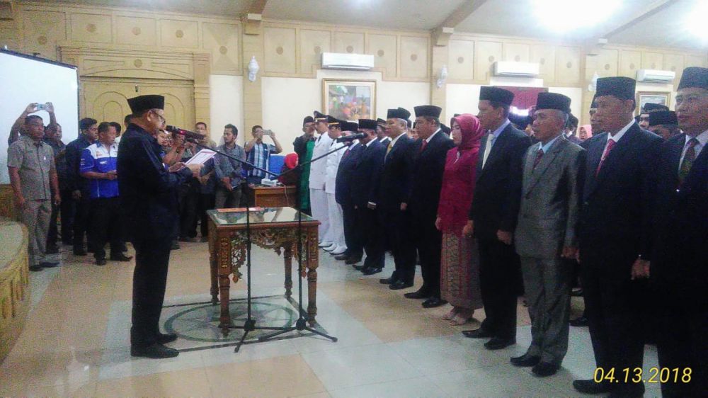 Prosesi pelantikan pejabat Eselon II, III dan IV berlangsung diruang Pola Pemkab Sarolangun pada Jum'at (13/4), pagi