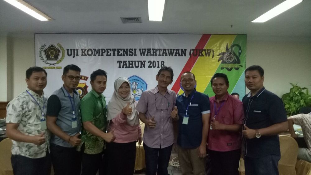 Peserta Uji kompetensi Wartawan (UKW), berfoto dengan penguji dari Dewan Pers
