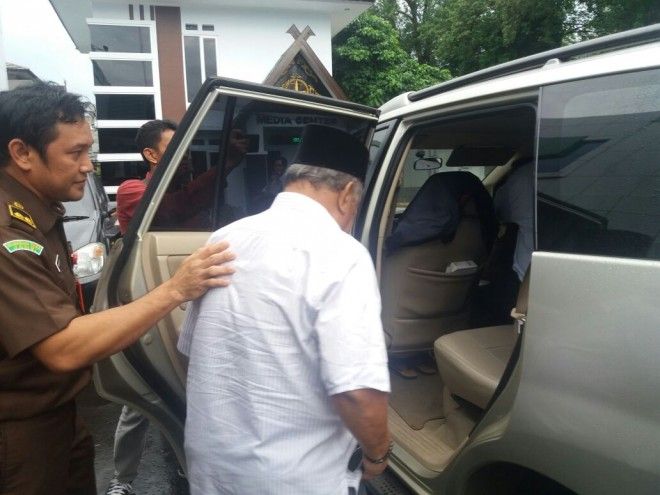 Mantan Bupati Sarolangun Madel saat dibawa Kejaksaan Tinggi (Kejati) Jambi ke Lapas Kelas II A Jambi.