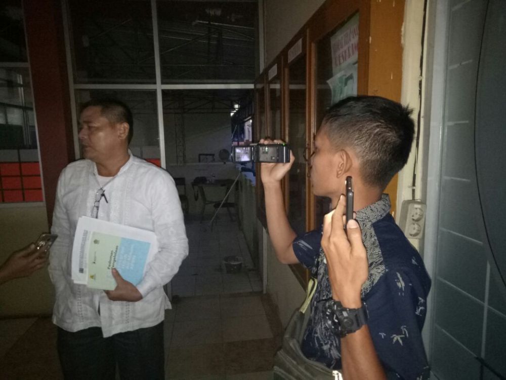 Dirut PDAM Tirta Batanghari, Abu Bakar, dan dua bawahannya saat keluar dari pemeriksaan. 