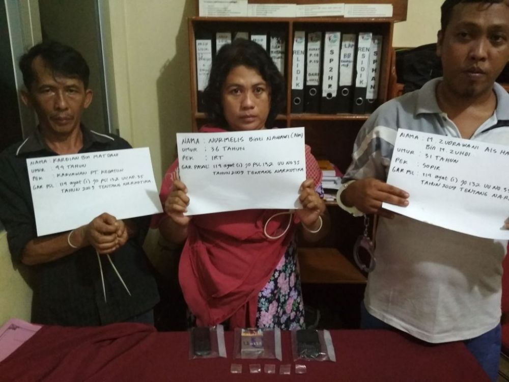 Tiga orang pelaku diduga pengedar narkoba jenis shabu-shabu, dua diantaranya merupakan pasangan suami istri (Pasutri)