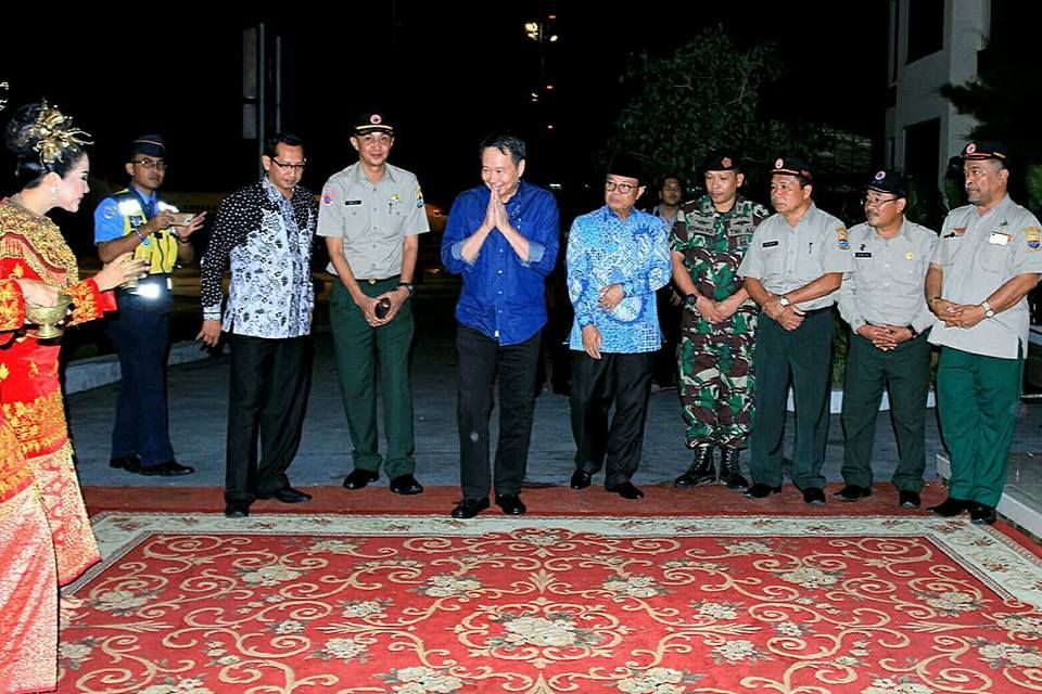 Pelaksana Tugas (Plt) Gubernur Jambi, Dr.Drs.H.Fachrori Umar,M.Hum menyambut kedatangan Kepala Badan Nasional Penanggulangan Bencana (BNPB) Willem Rampangilei, bertempat di Bandara Sultan Thaha Syaifuddin Jambi, Rabu (18/04)