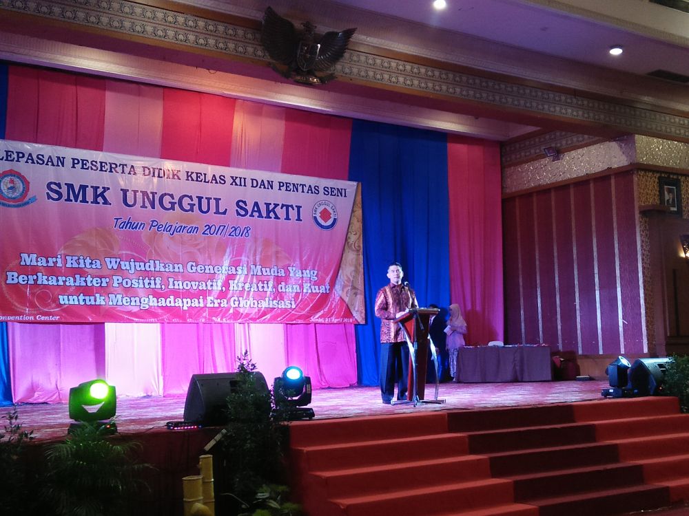 Dr Syarif Fasha saat memberi motivasi kepada pelajar SMK unggul Sakti.