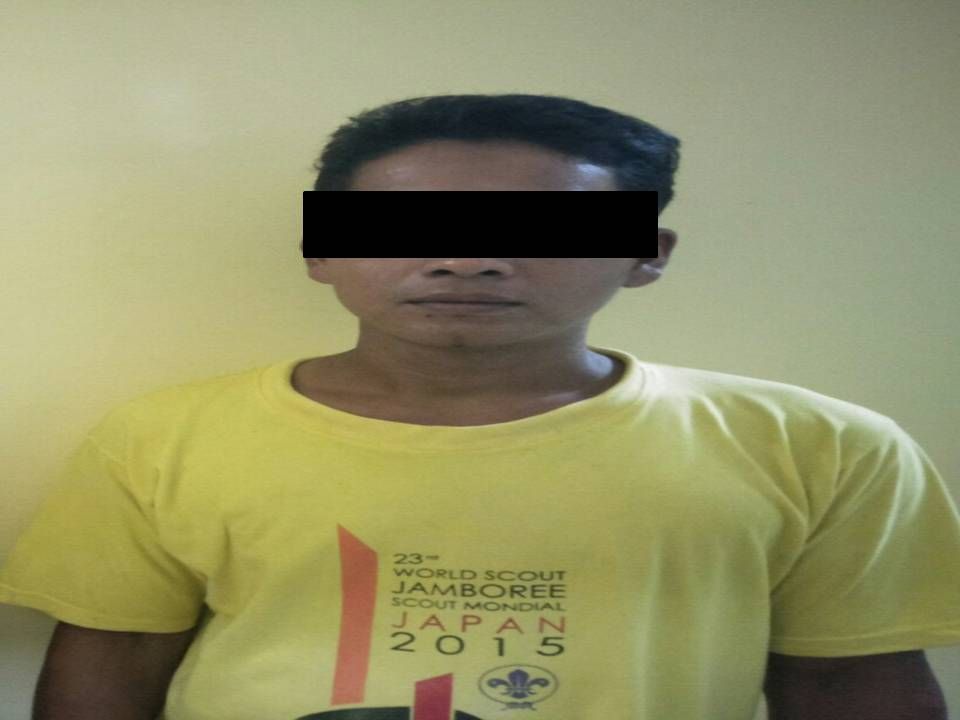 Tersangka inisial P seusai menjalani proses penyidikan di Mapolsek Airhitam