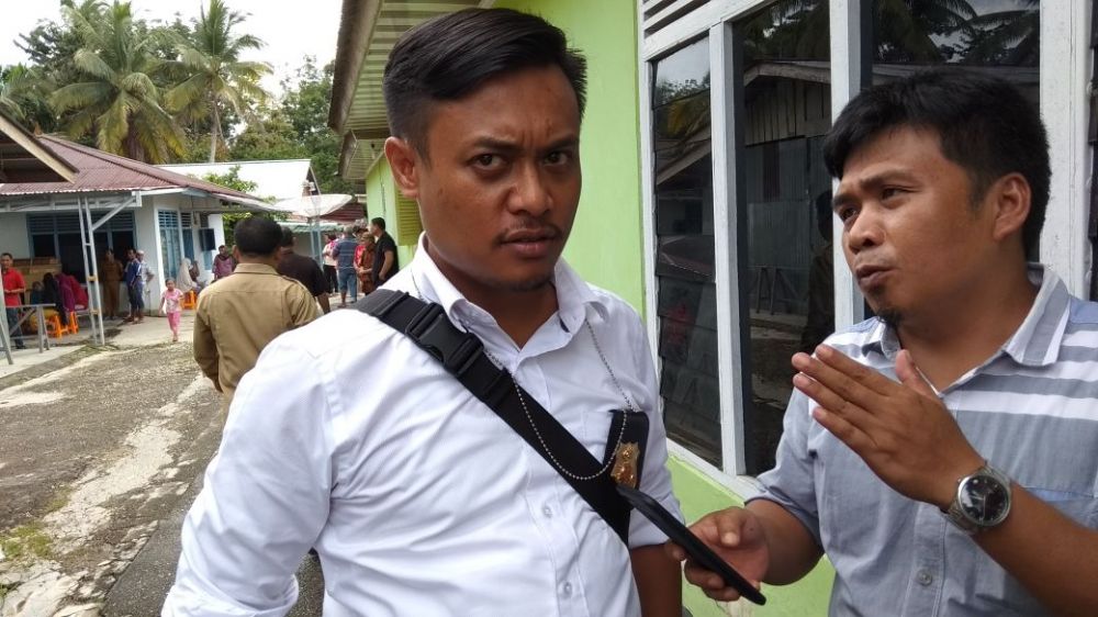 Kasat Reskrim, AKP George A Pakke SIK saat diwawancai pasca melakukan olah TKP, Senin (23/4), kemarin. 