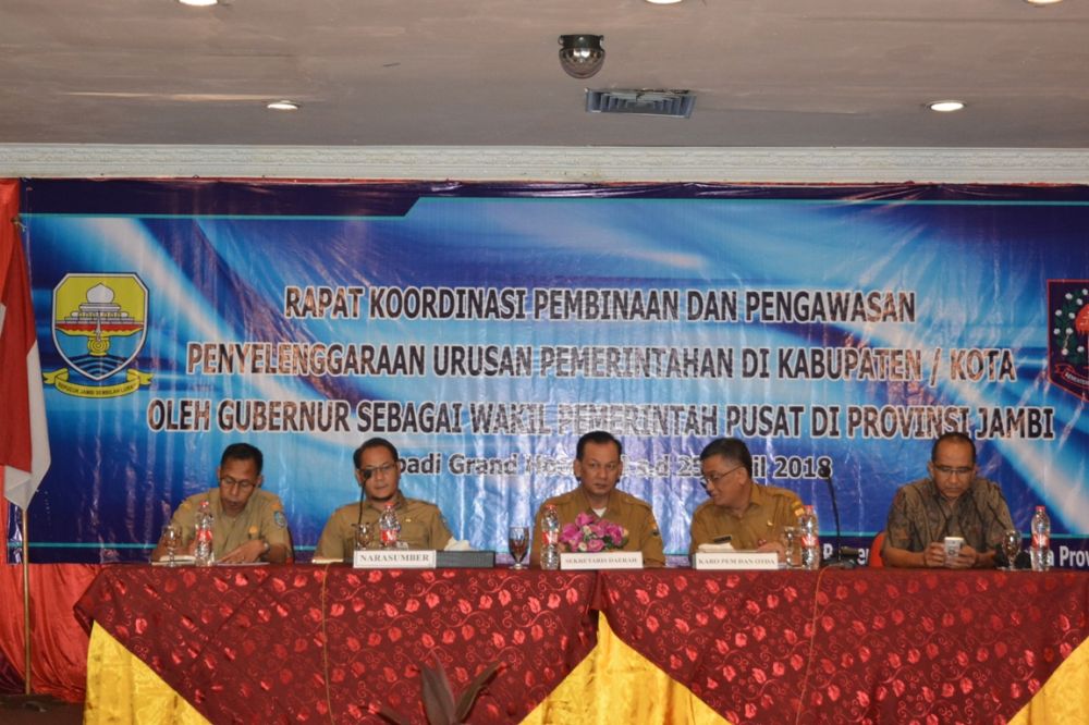 Sekda dalam Pembukaan Rapat Koordinasi Pembinaan dan Pengawasan Penyelenggaraan Urusan Pemerintahan di Kabupaten/Kota oleh Gubernur sebagai Wakil Pemerintah Pusat Tahun 2018, bertempat di Hotel Abadi Grand, Selasa (24/4).