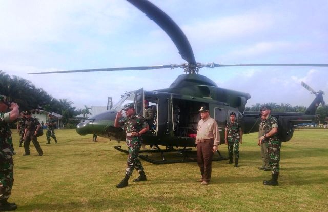 Menuju KTM SAD Desa Lubuk Jering, Pangdam II Sriwijaya, Mayjend TNI AM Putranto SSos dan Drs H Cek Endra mendarat di lapangan sepak bola desa Bukit Suban, Kecamatan Airhitam pada Kamis (26/4) sekitar pukul 8.10 WIB 
