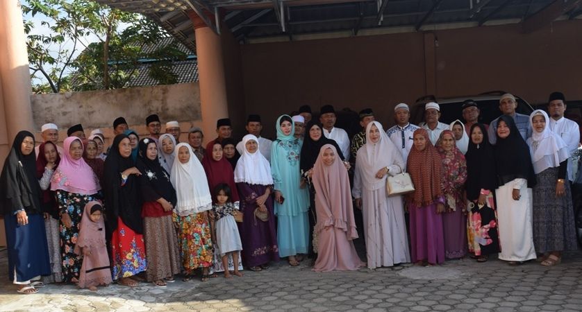 H Muhammad sekeluarga photo bersama puluhan calon jemaah umroh yang akan diberangkatkan ke tanah suci Mekah