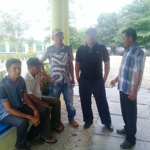Perwakilan warga Lubuk Sayak saat mendatangi kantor Inspektorat Sarolangun, baru-baru ini