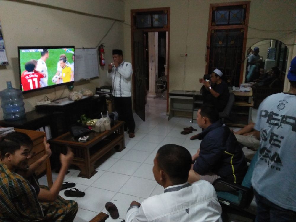 Para humas dan pewarta yang tergabung pojka jurnalis dprd provinsi jambi saat nobar Liga Champions.
