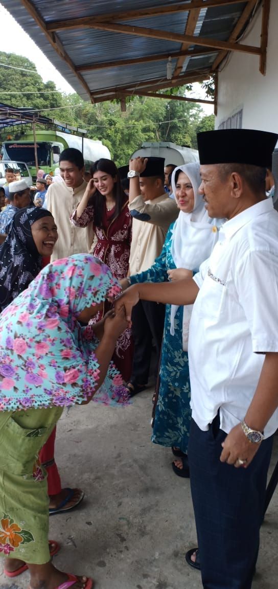 Warga menyalami H M Syaihu sekeluarga   