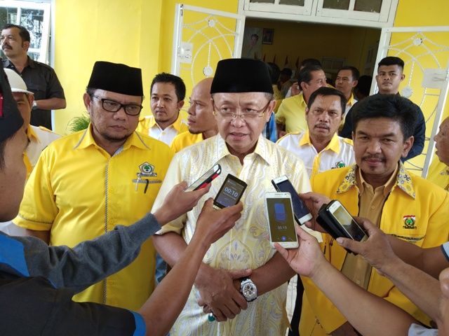 Ketua DPD II Golkar Sarolangun, H Cek Endra bersama Sekretaris, Tantowi Jauhari dan H Pahrul Rozi seusai membuka Muscam Golkar, beberapa waktu yang lalu.