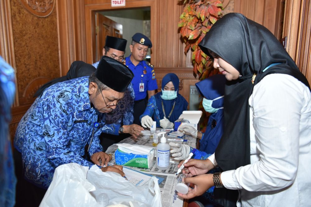 Pejabat provinsi Jambi melakukan ter urine di hari anti Narkoba. 